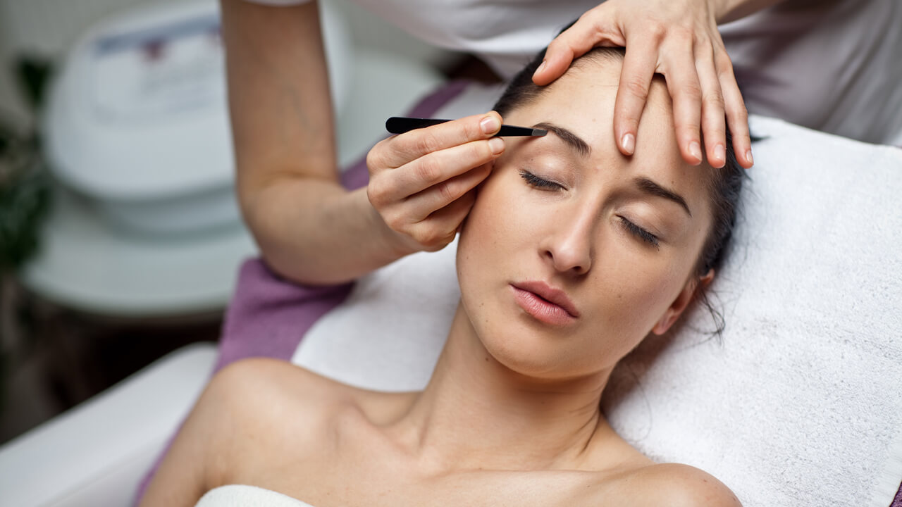 Jak získat perfektní obočí? Make-up na obočí krok za krokem